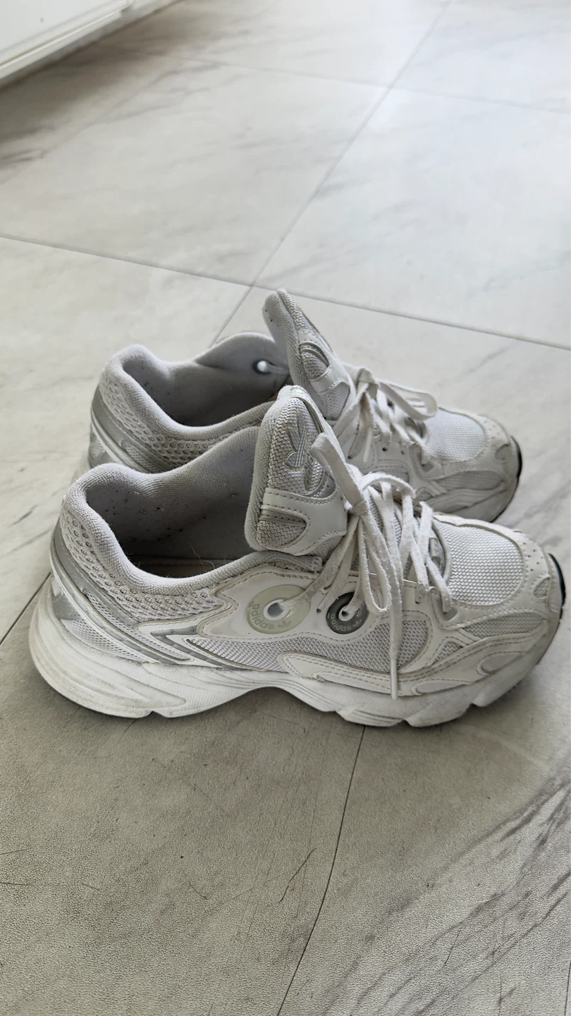 Adidas White Sneakers - Size 5.5 UK - photo 2