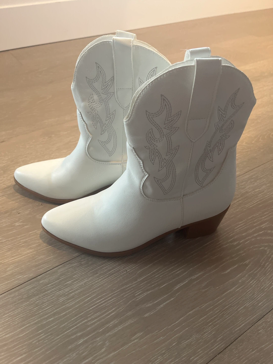 White Short Cowboy Boots, Size 8