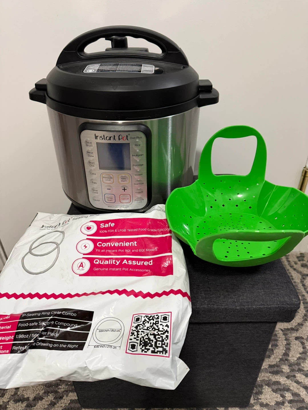 *Like new!* Instant Pot Duo Plus 60 -  6 Quart BUNDLE