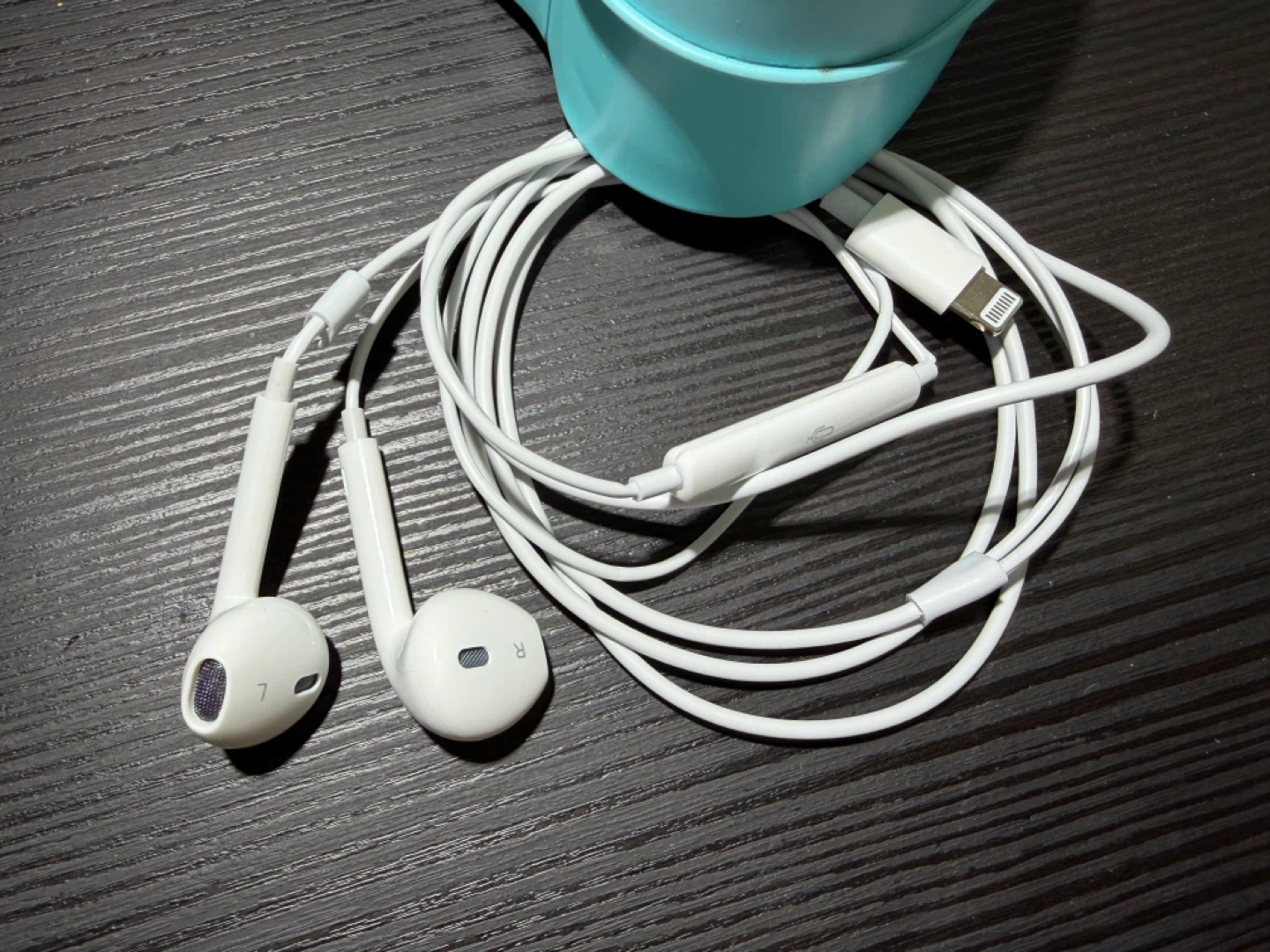 Lightning wired earphone