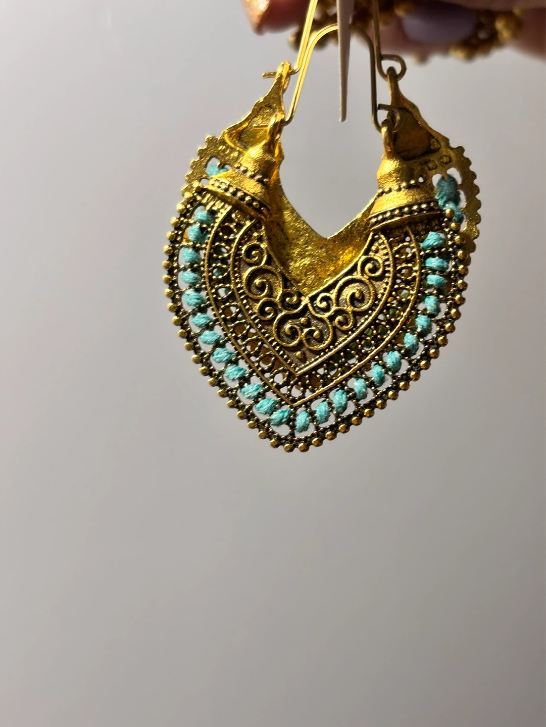 Gold coloured jhumka earrings with decorative details - photo 5
