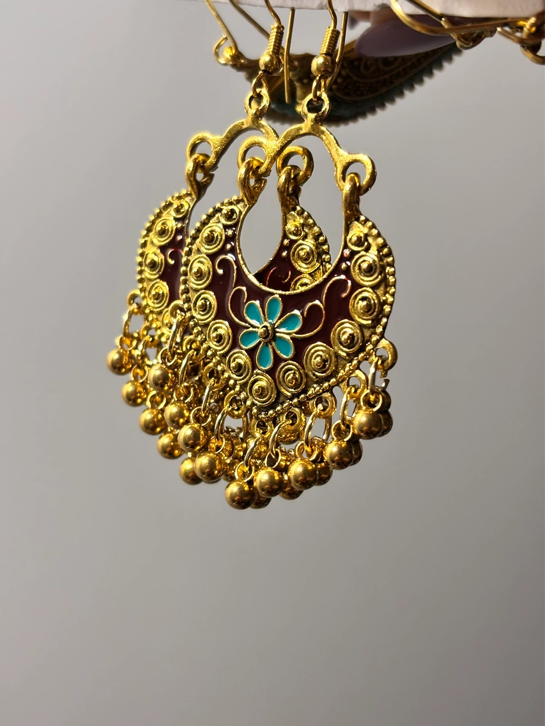 Gold coloured jhumka earrings with decorative details - photo 4