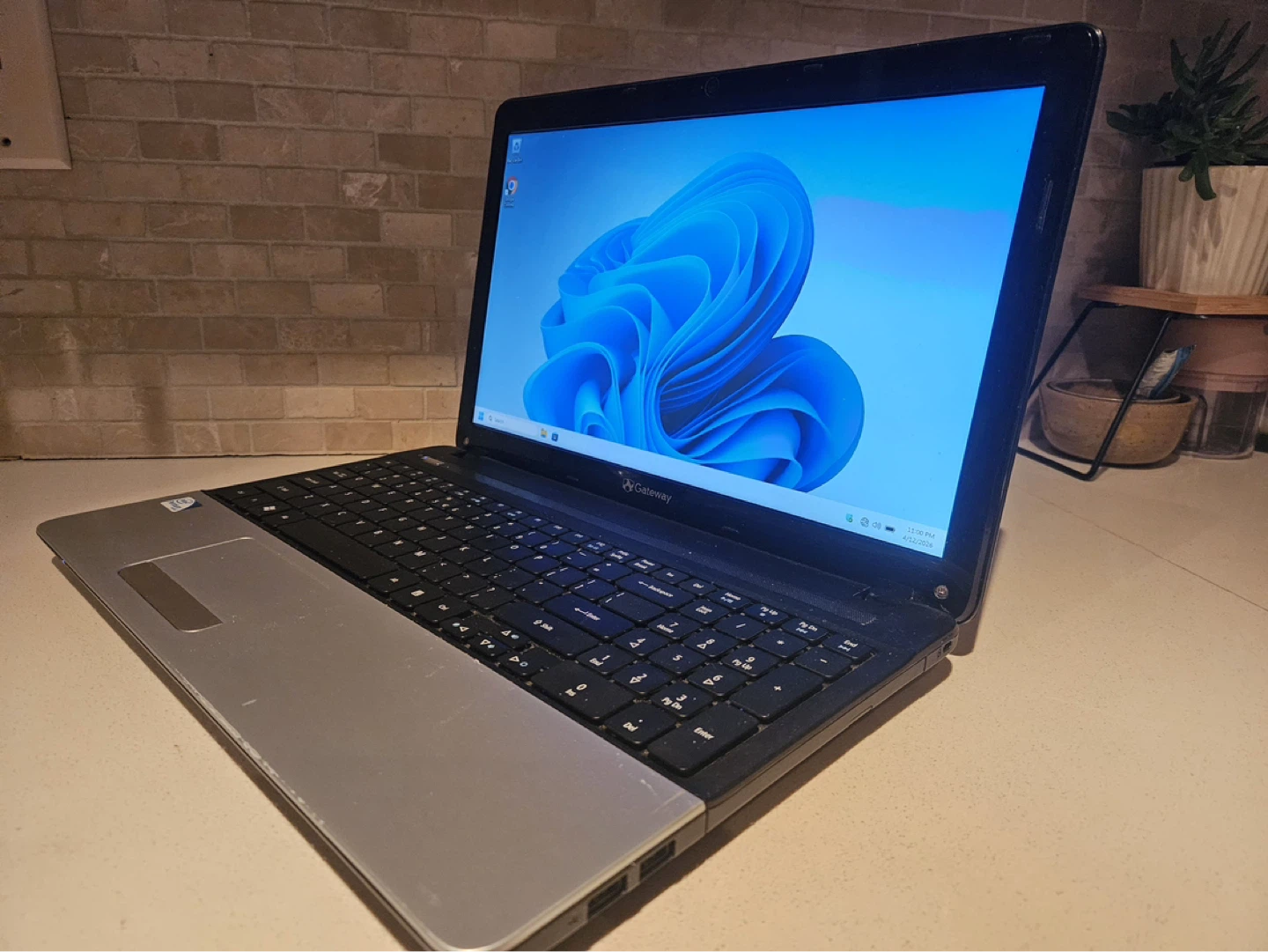 🔥 Gateway 15.6” Laptop with Charger + Lots of Storage | 500GB - photo 2