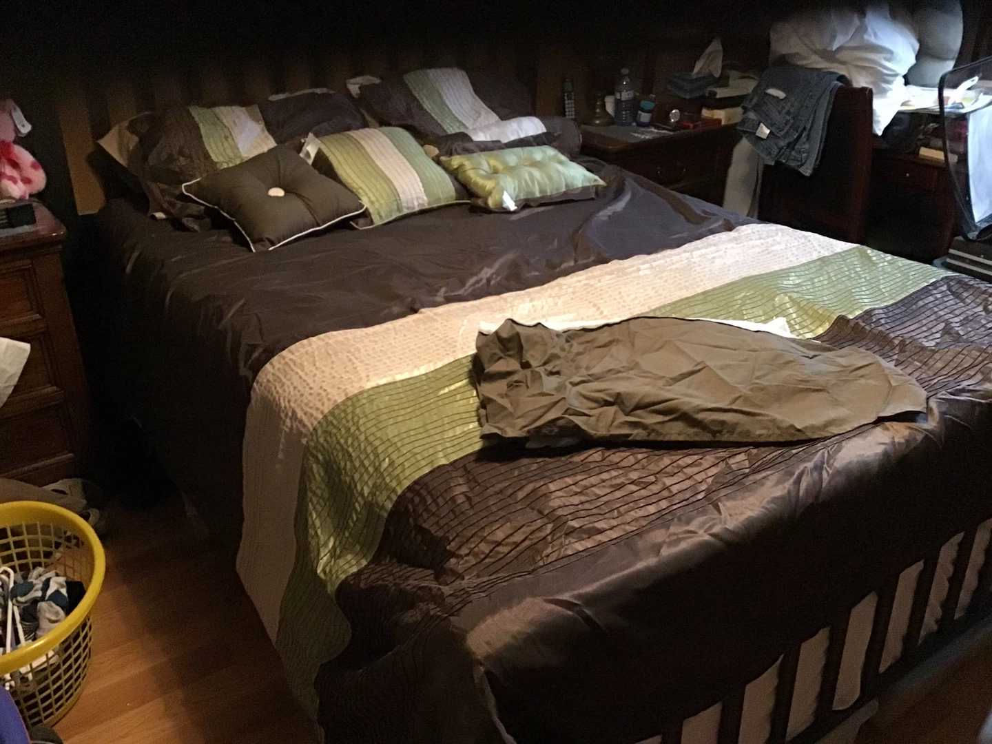 Queen Size Bedding Set with Decorative Pillows and dust ruffle