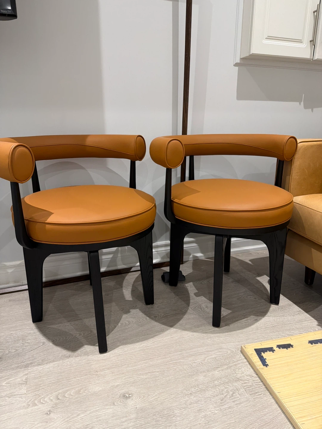 Set of 2 Modern Accent Chairs - Tan Faux Leather & Black Wood - photo 2