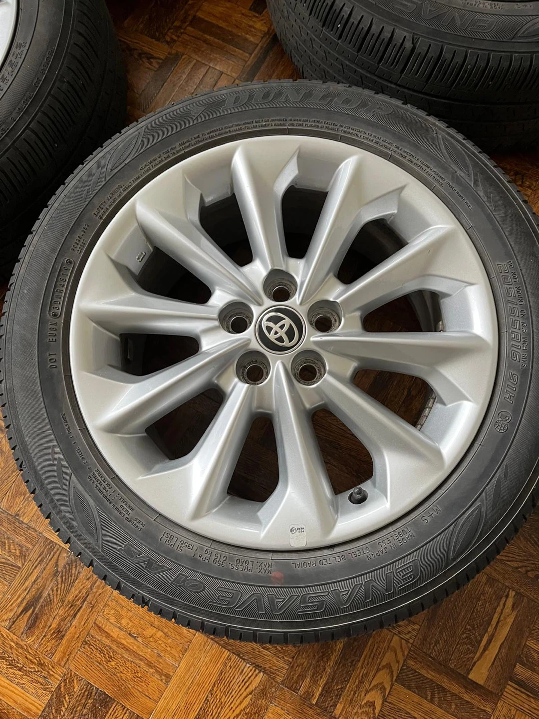 Toyota Corolla alloy rims with all-season tires - photo 3
