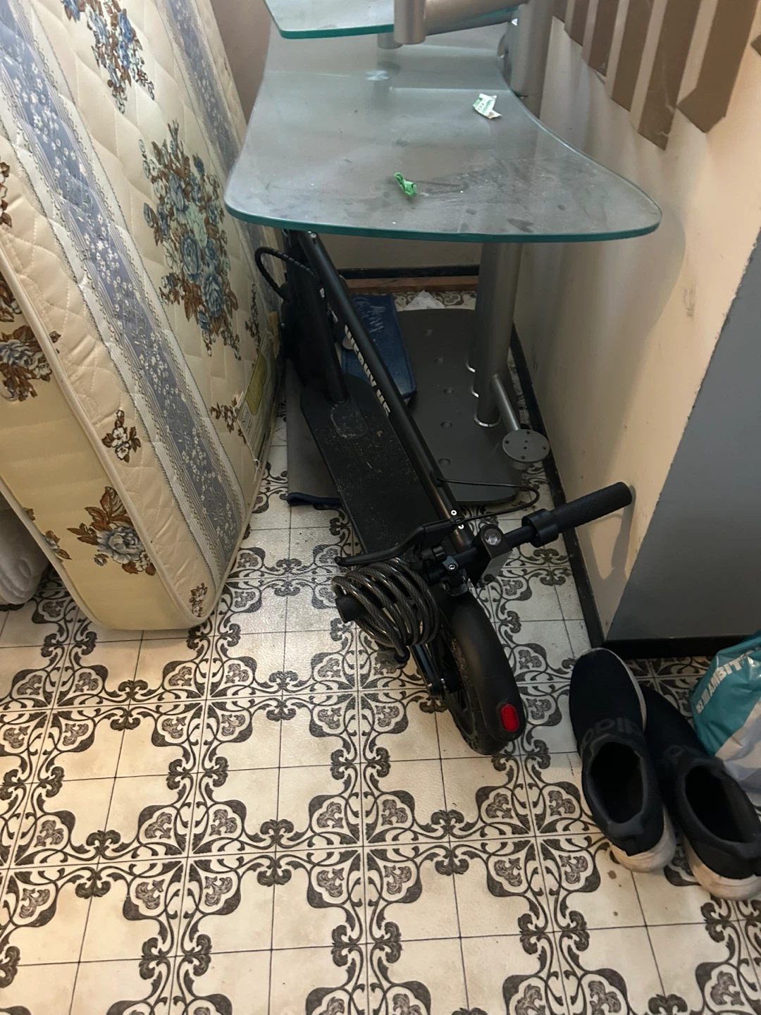 2 Single mattresses, glass computer table - photo 2
