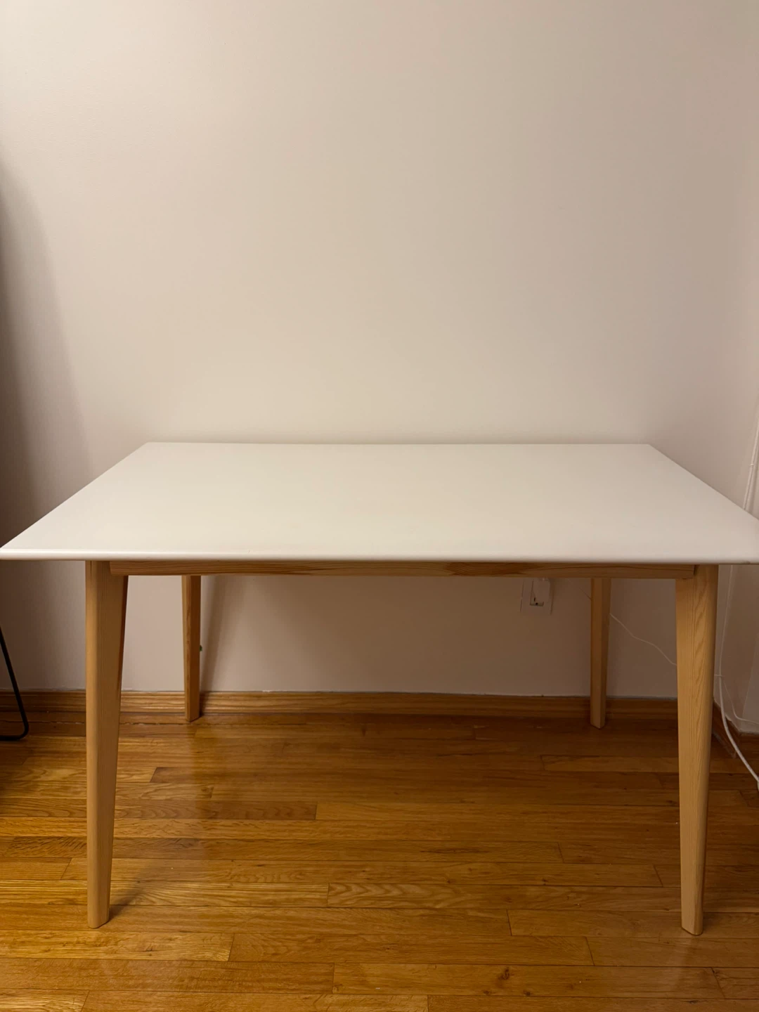 ‼️MOVING SALE ‼️Palomo 47.2" Dining Table with wooden legs