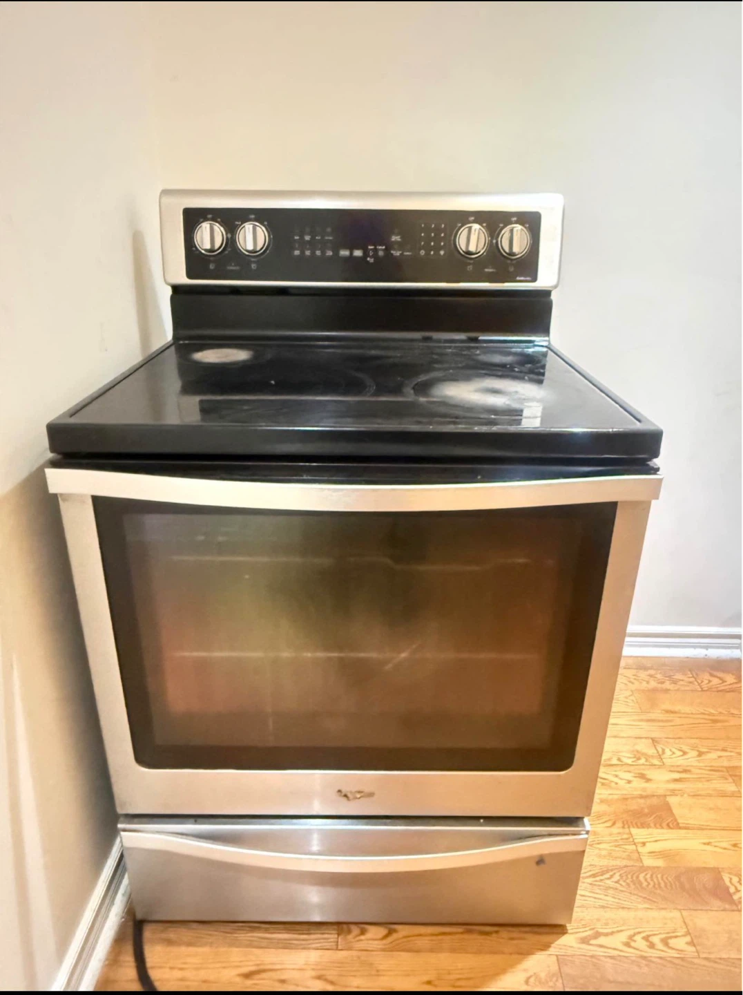 Whirlpool Stove – Works Well / Glass Slightly Cracked