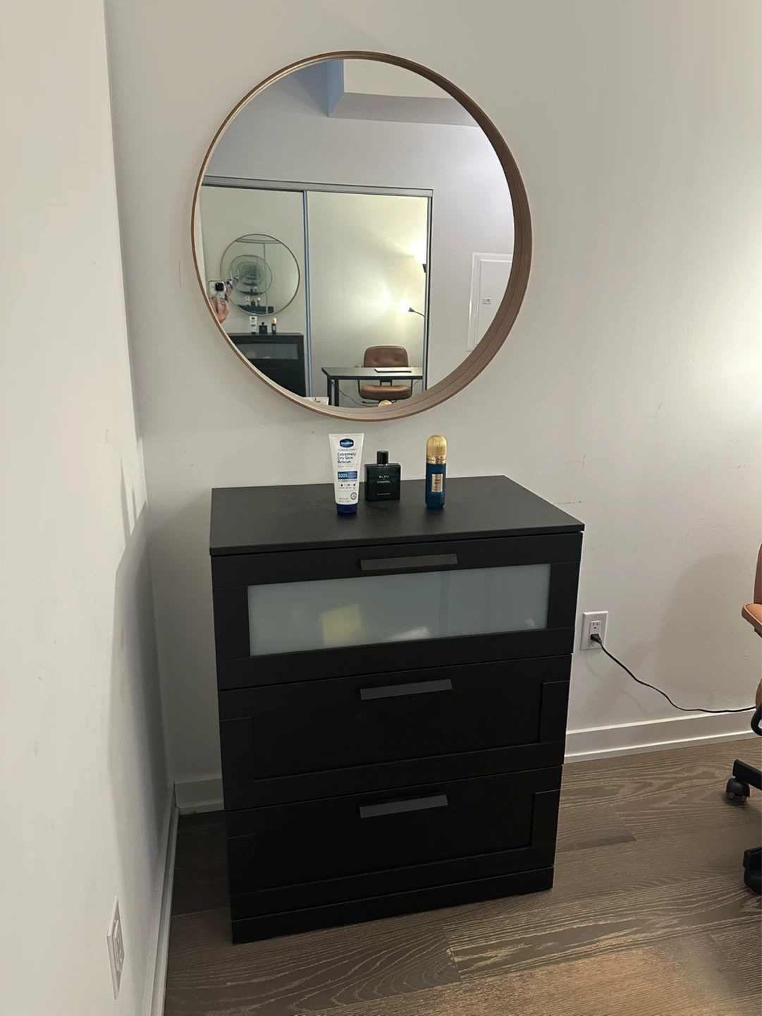 Entry table with Mirror