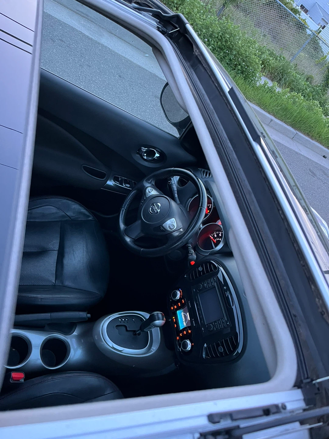 2011 Black Nissan Juke SL AWD - photo 4