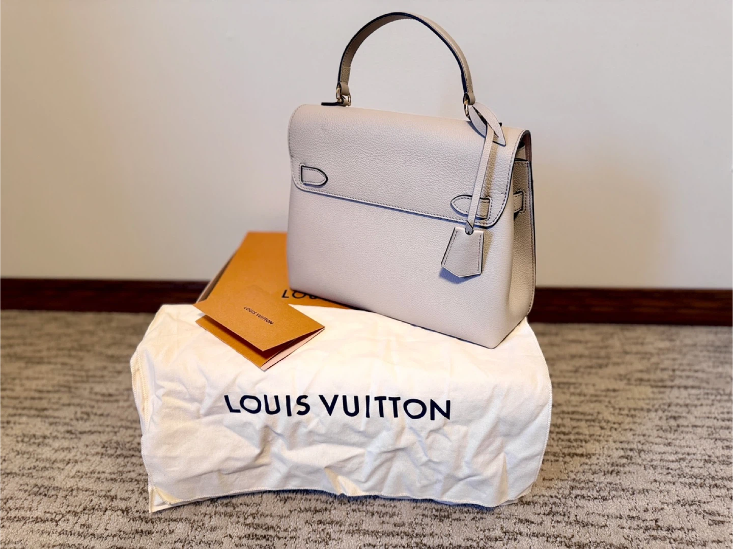 Louis Vuitton Lockme Ever MM Gris Mouette Handbag - photo 3