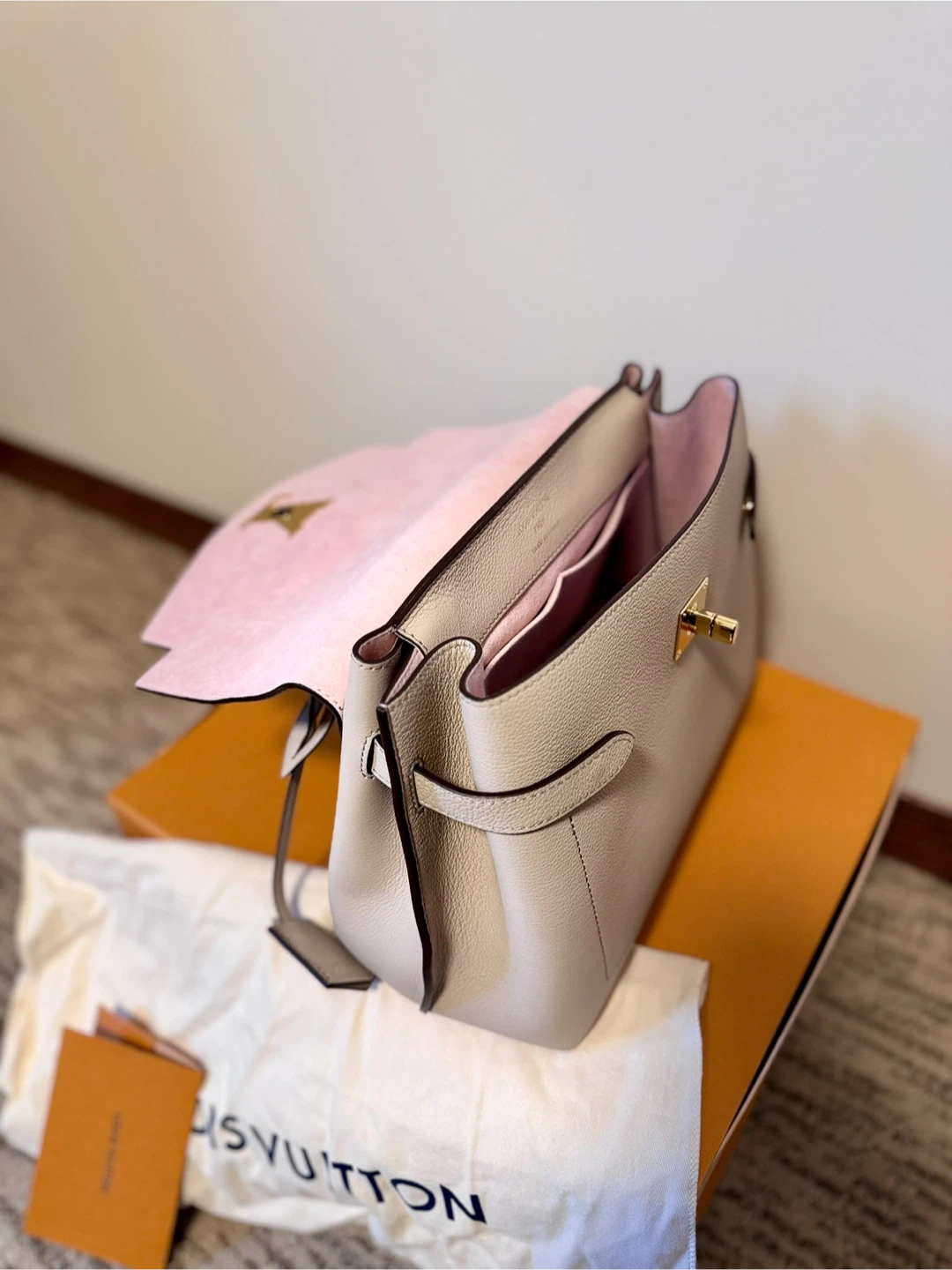 Louis Vuitton Lockme Ever MM Gris Mouette Handbag - photo 4