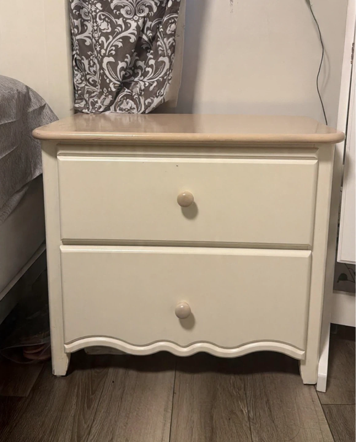 Lightwood top & white Nightstand