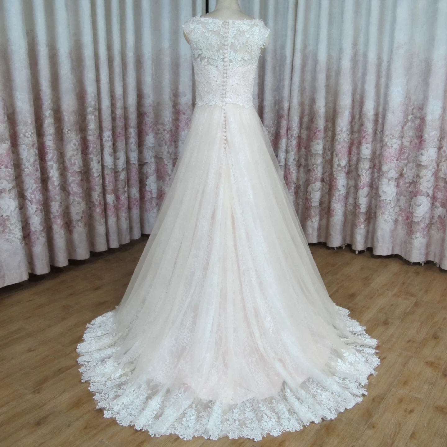 Stunning New Lace Wedding Dress High-Low Skirt - photo 2