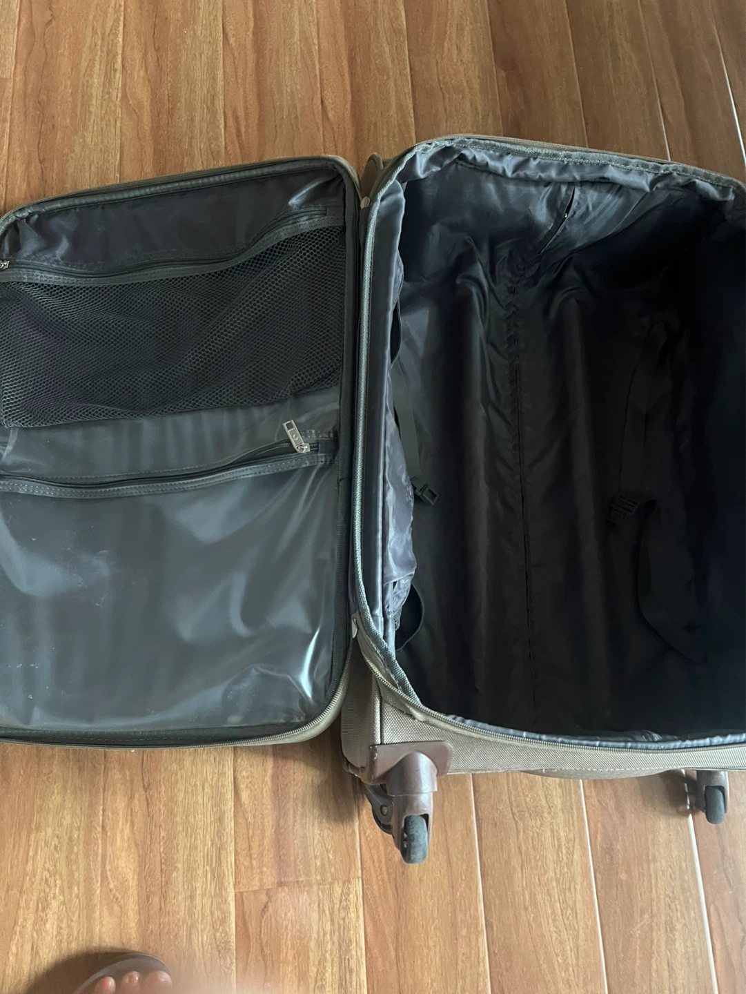 1 Samsonite Suitcase