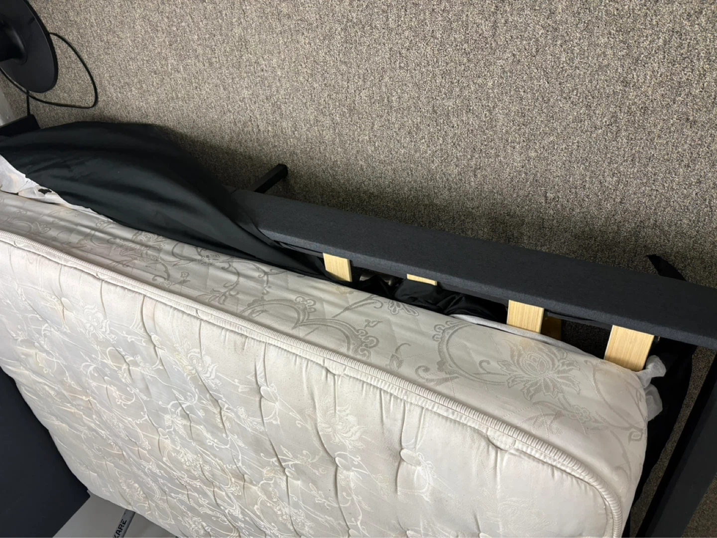 Queen size bed - photo 2