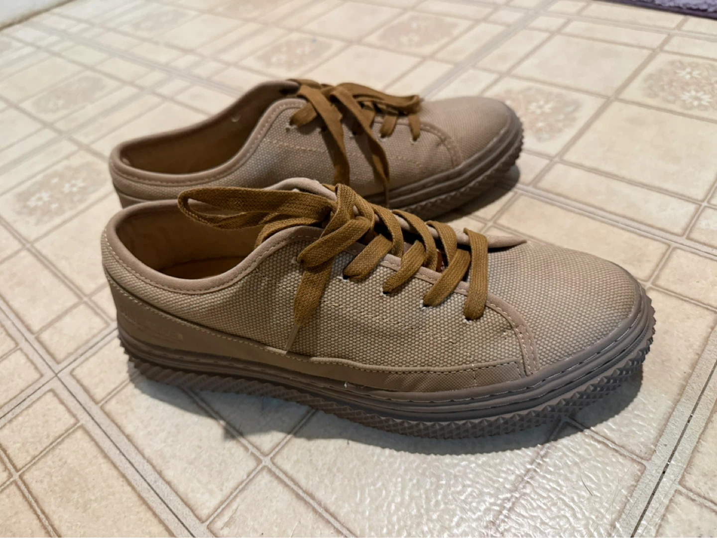 Steve Madden Tan Canvas Lace-Up Sneakers size 9.5