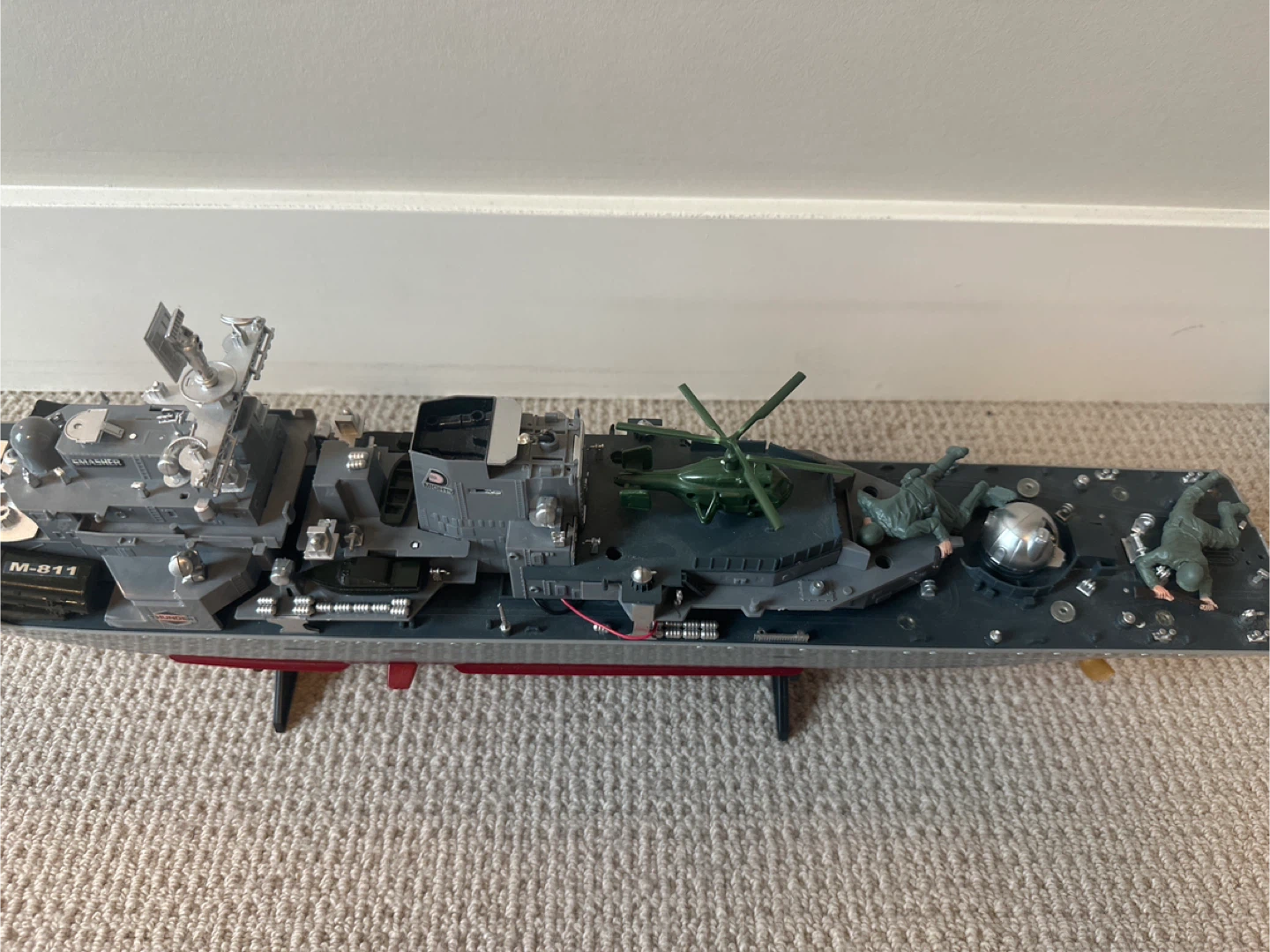 Model Warship M-811 with Helicopter and Figures - photo 2