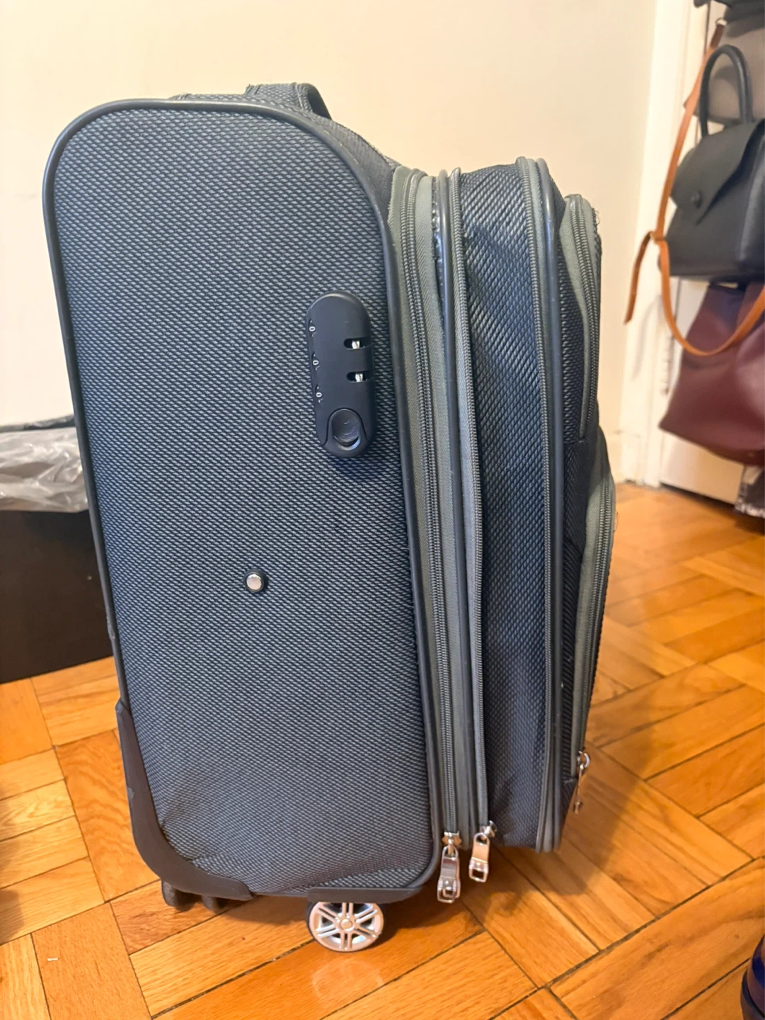 MBO London Grey Expandable Spinner Suitcase - photo 2