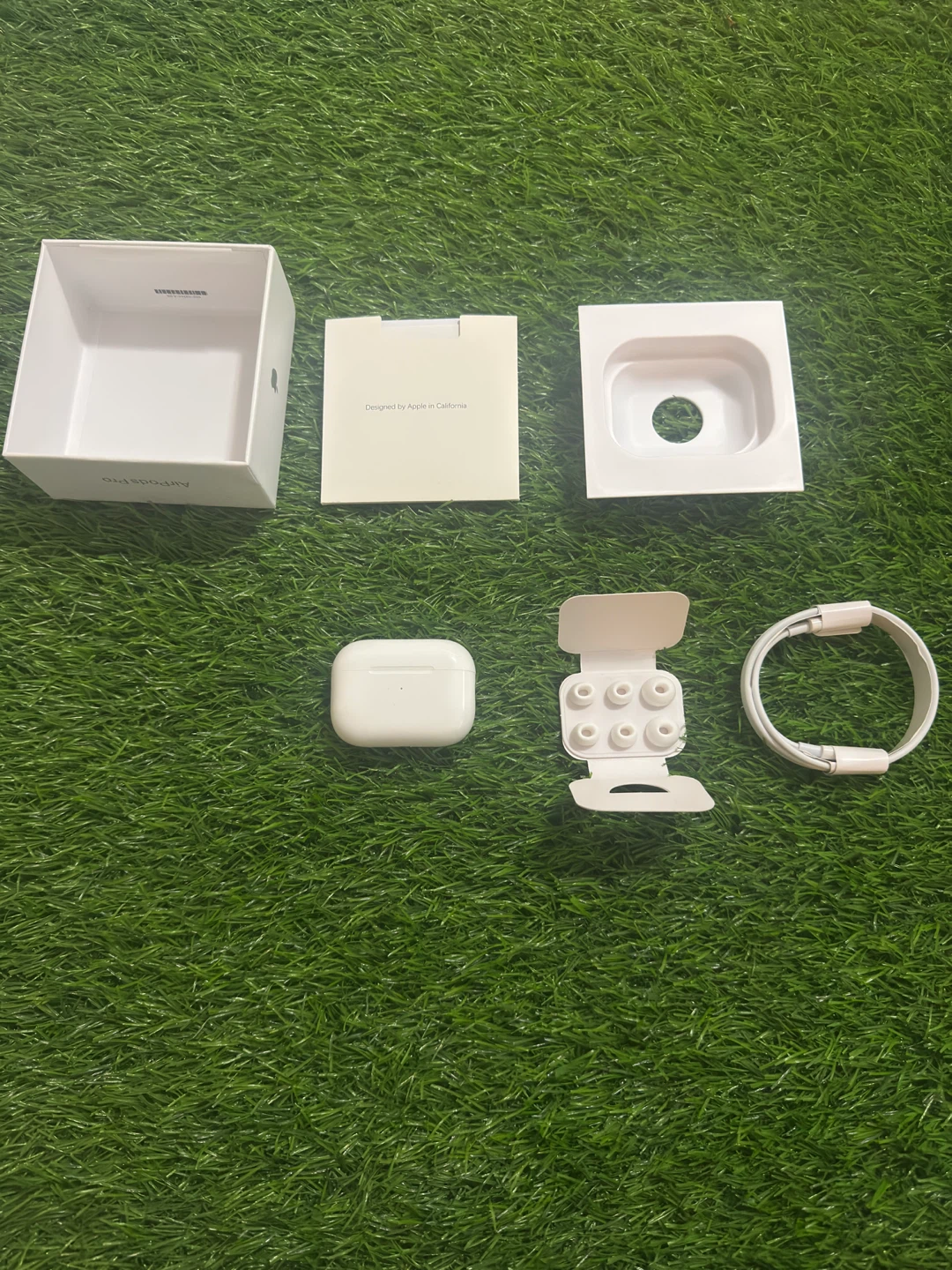 Apple AirPods Pro (2nd generation) with charging case - photo 4
