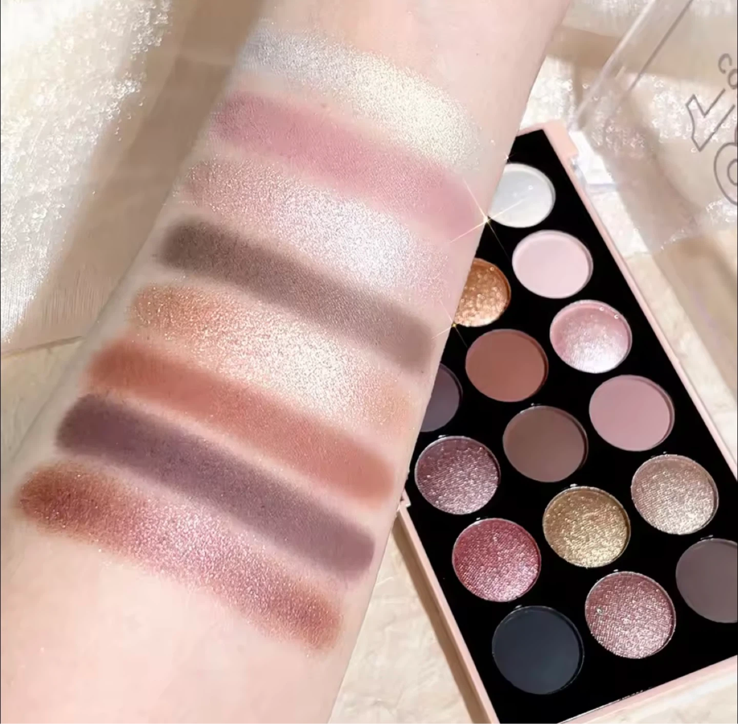 18 Color Eyeshadow Palette - photo 4