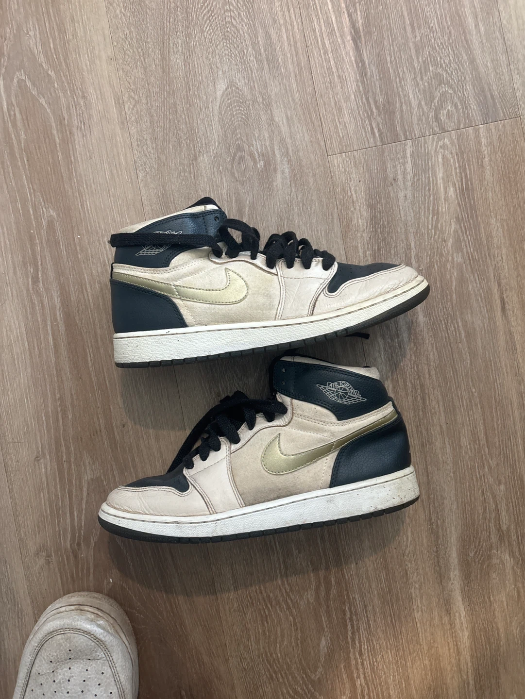 Air Jordan 1 Mid SE Youth Sneakers - photo 2