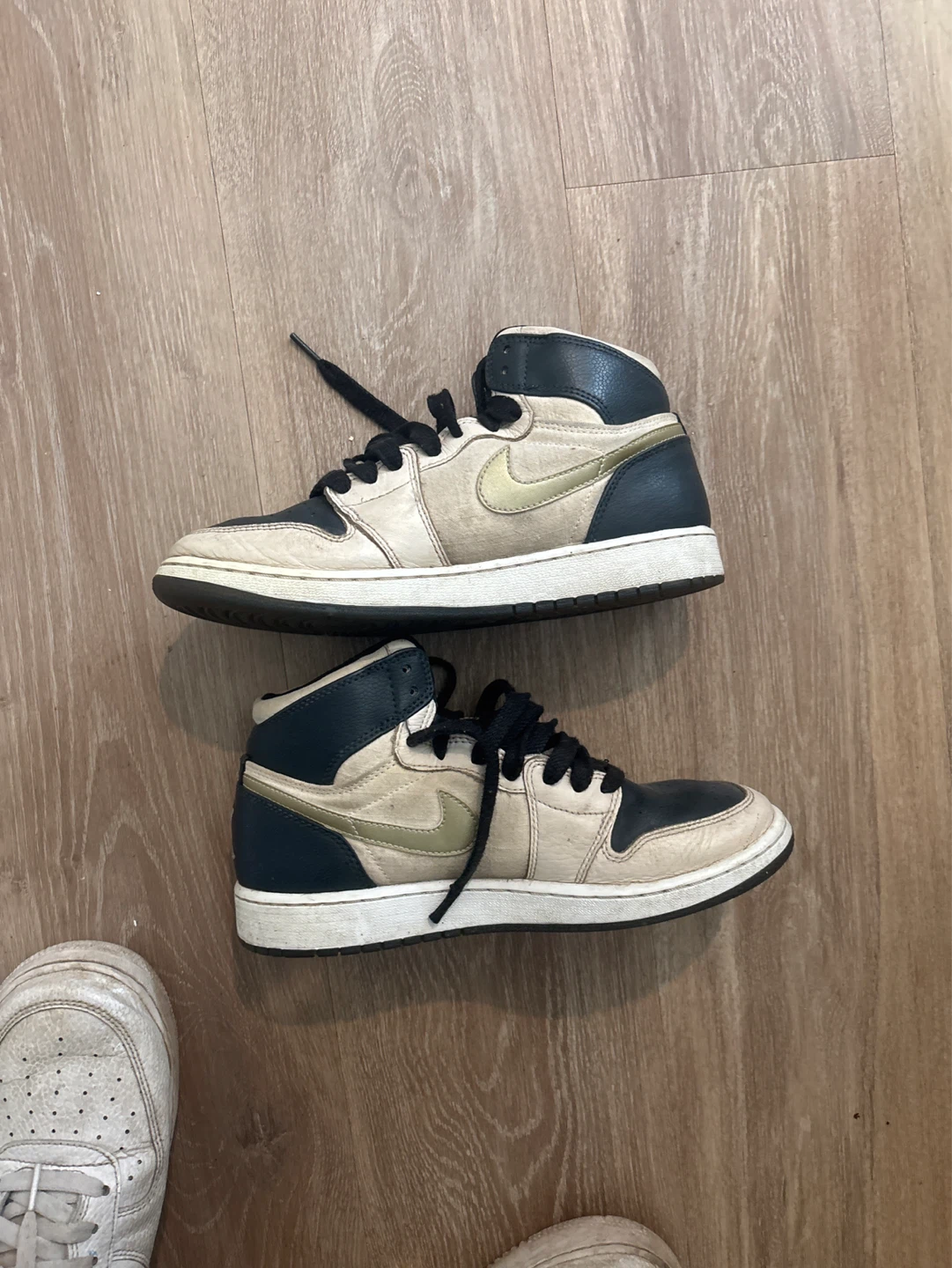 Air Jordan 1 Mid SE Youth Sneakers