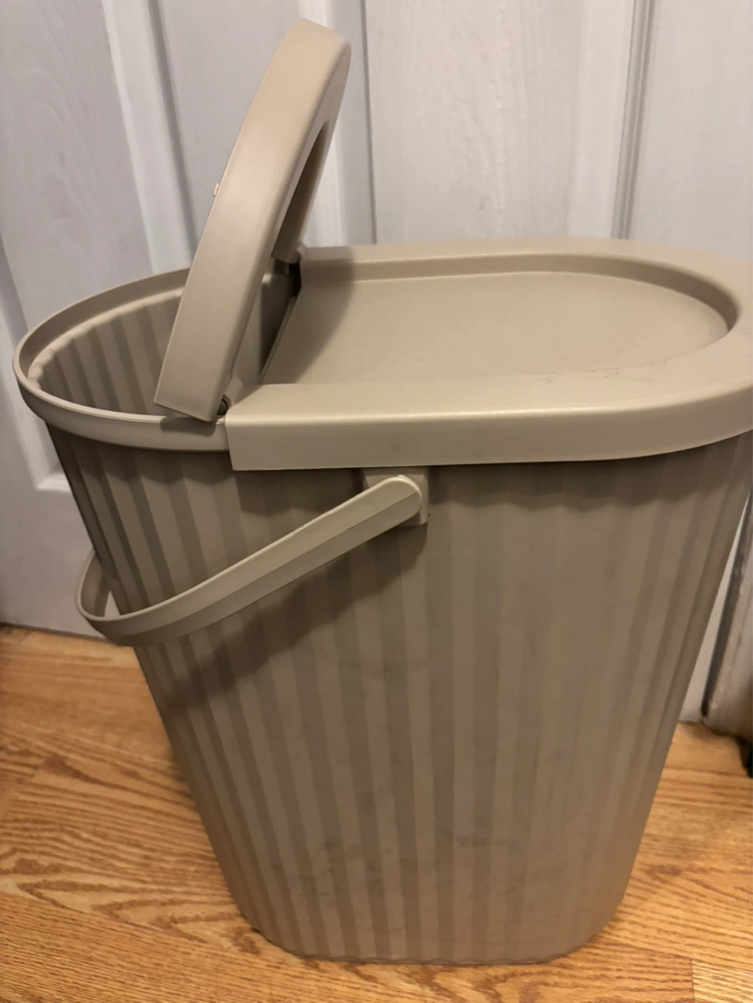 Beige Plastic Bin with Hinged Lid - photo 3