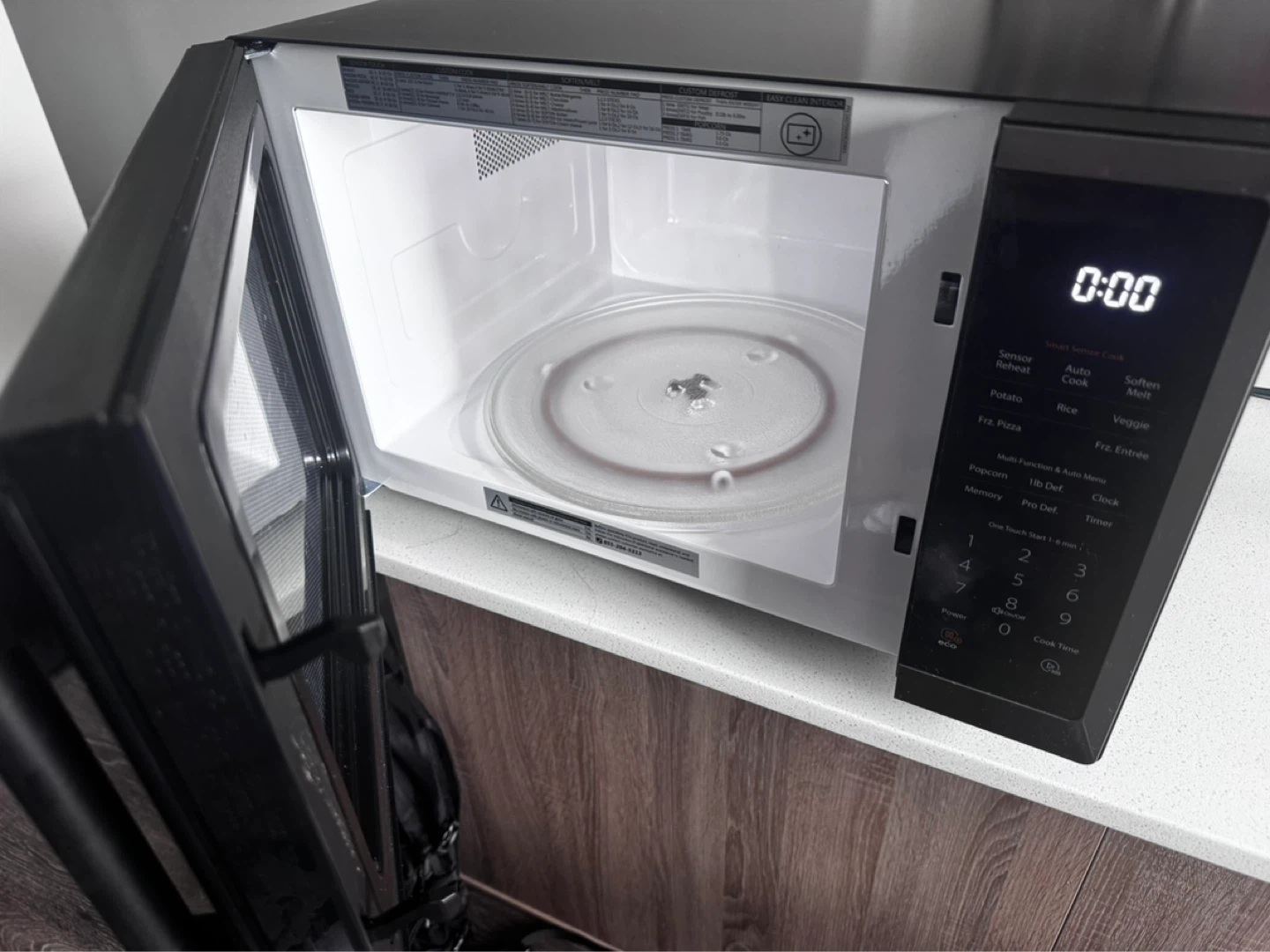 Toshiba Black Microwave - photo 2