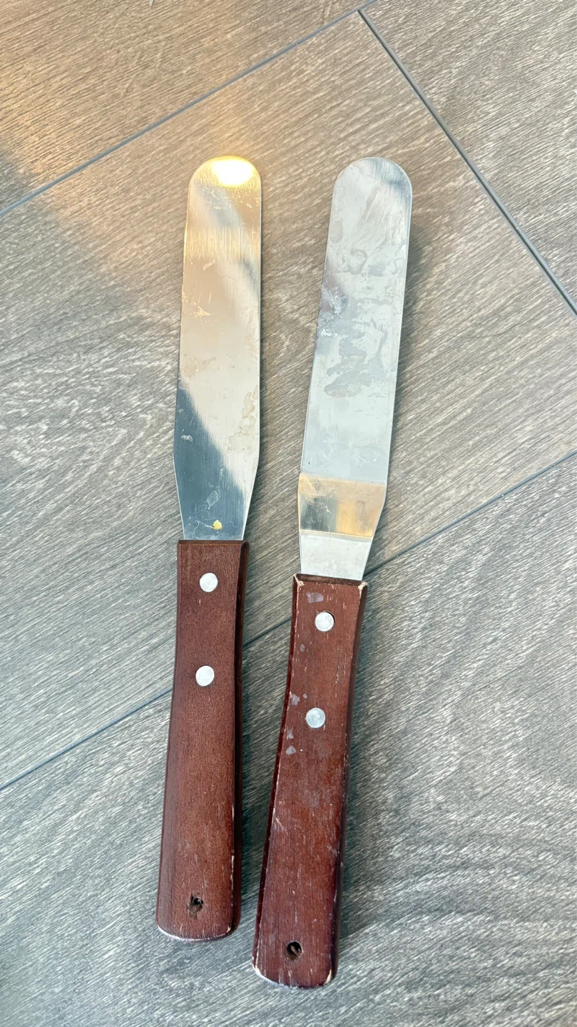Set of 2 Offset cake cuter with Wooden Handles