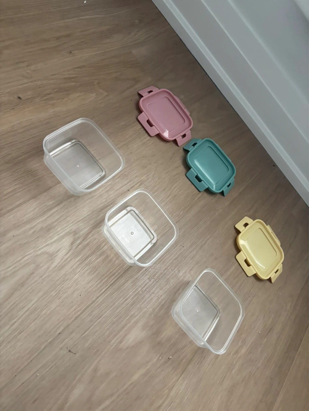 Set of 4 square plastic food storage containers with lids