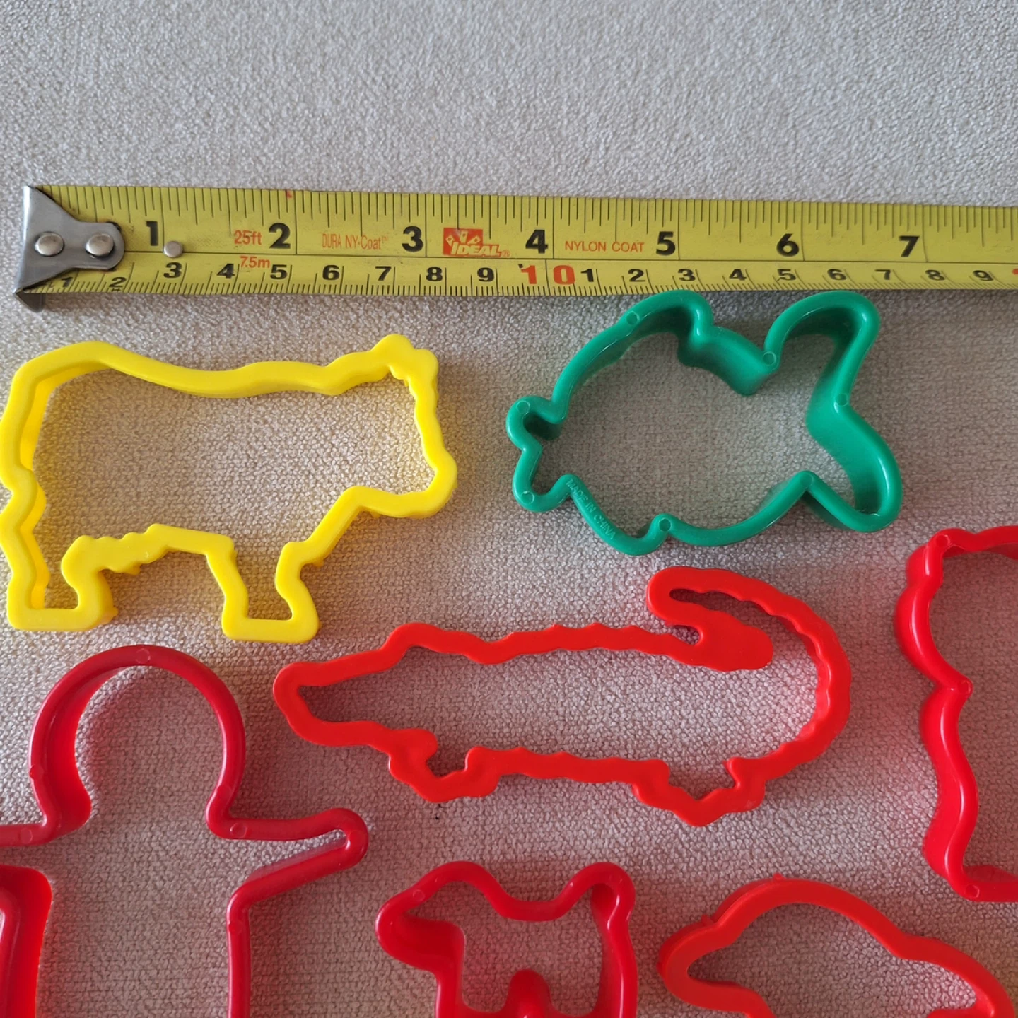 Assorted Plastic Cookie Cutters - 17 Pieces - photo 2