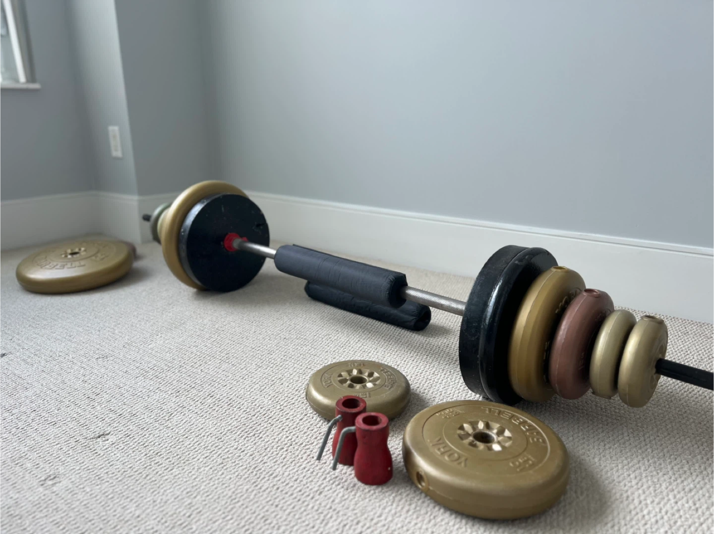 York Barbell Weight Set with Barbell and Plates( total 225LB)