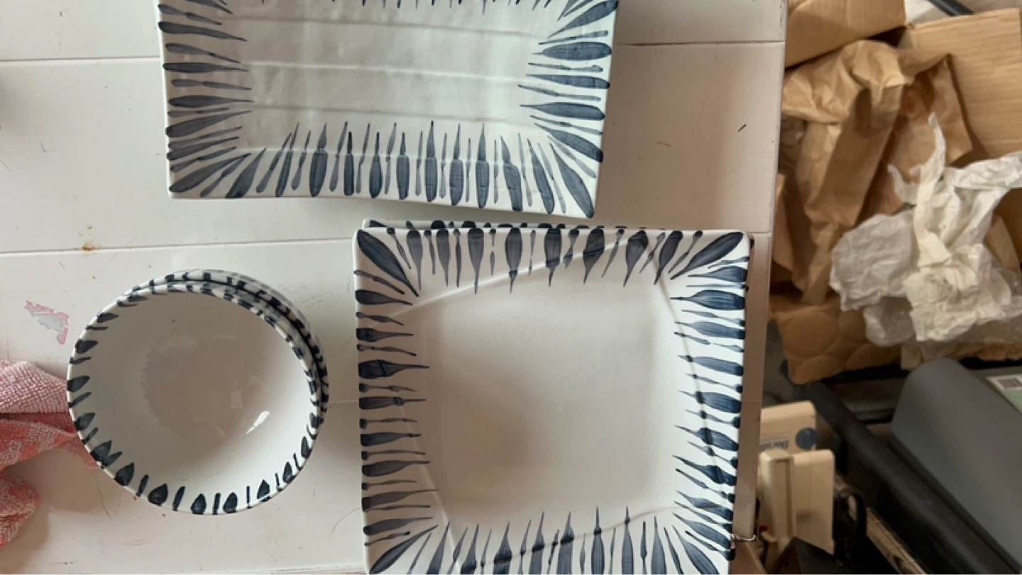 Set of 4 Ceramic Plates and 2 Bowls