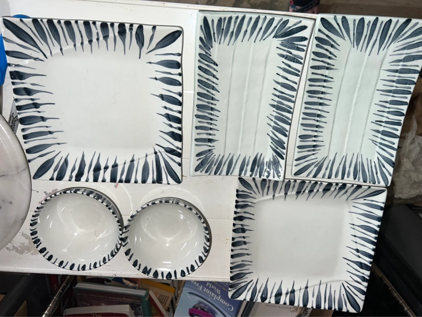 Set of 4 Ceramic Plates and 2 Bowls - photo 2