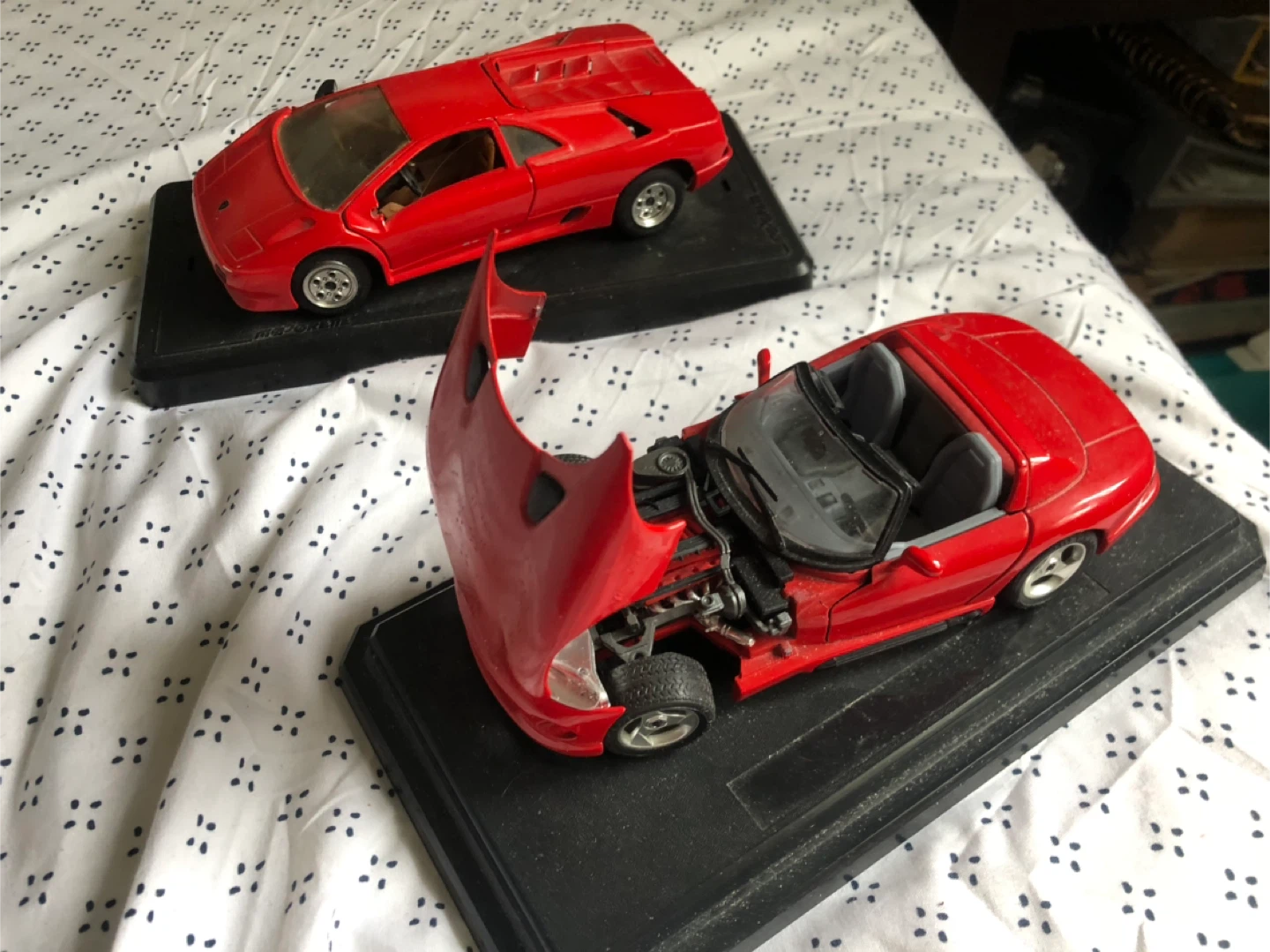 2 Red Diecast Model Cars - photo 2