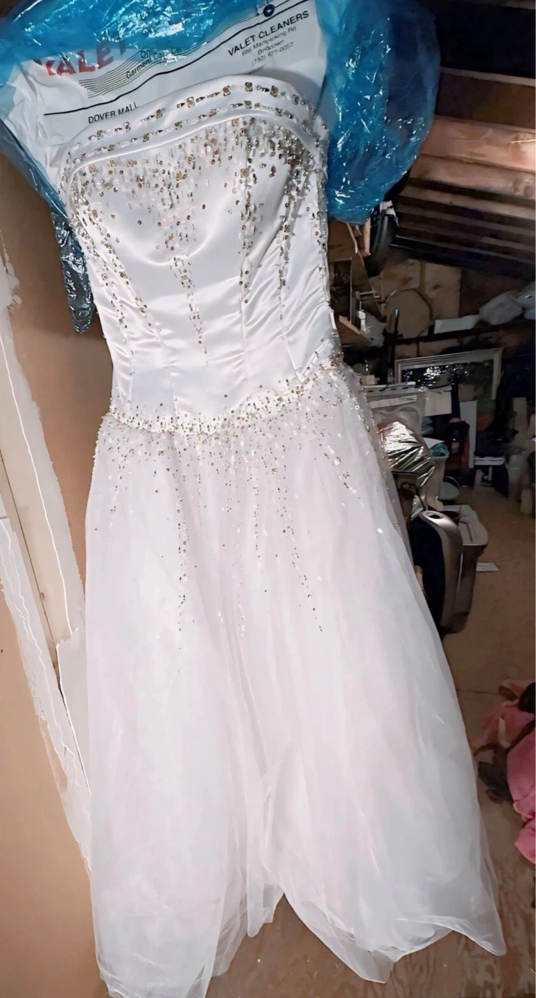 White Beaded Strapless Gown - photo 3
