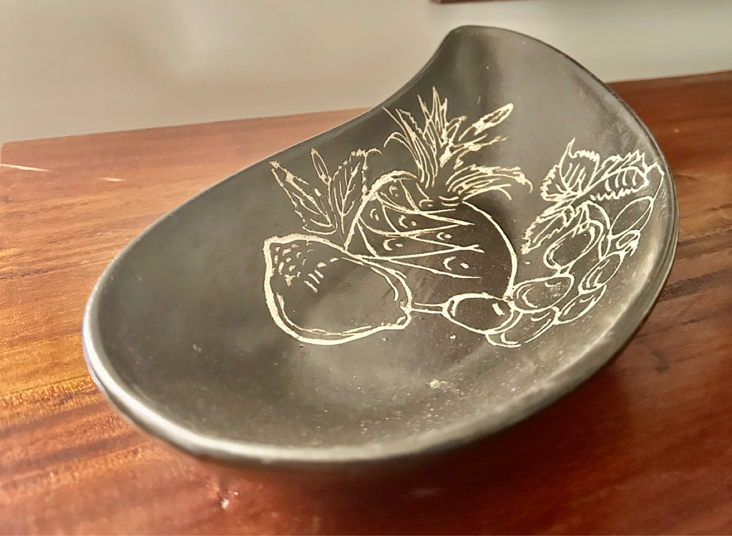 Decorative Teardrop-Shaped Bowl