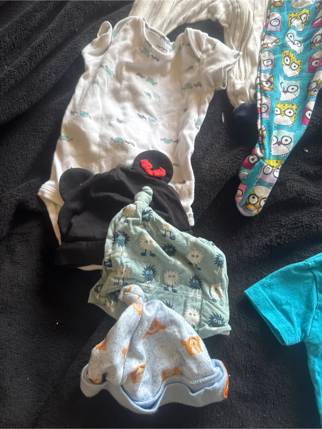 Baby clothes lot: onesies, t-shirt, hats, socks, boots - photo 3