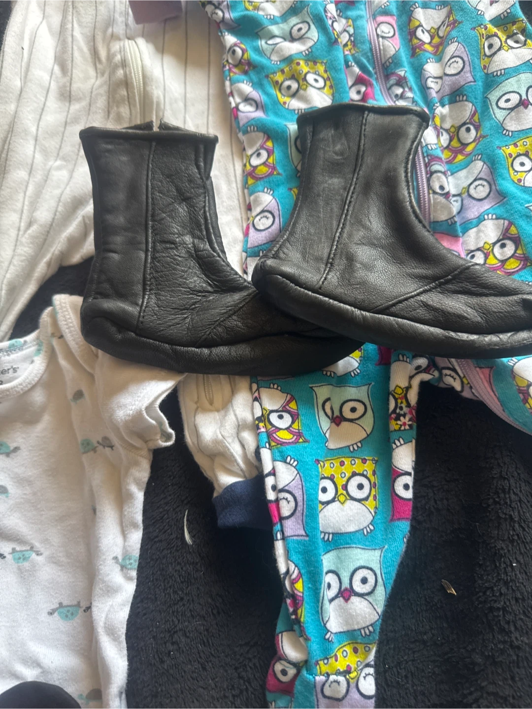Baby clothes lot: onesies, t-shirt, hats, socks, boots - photo 4