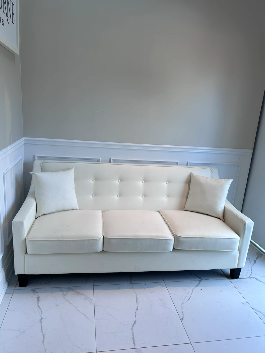 Stunning crisp leather sofa.