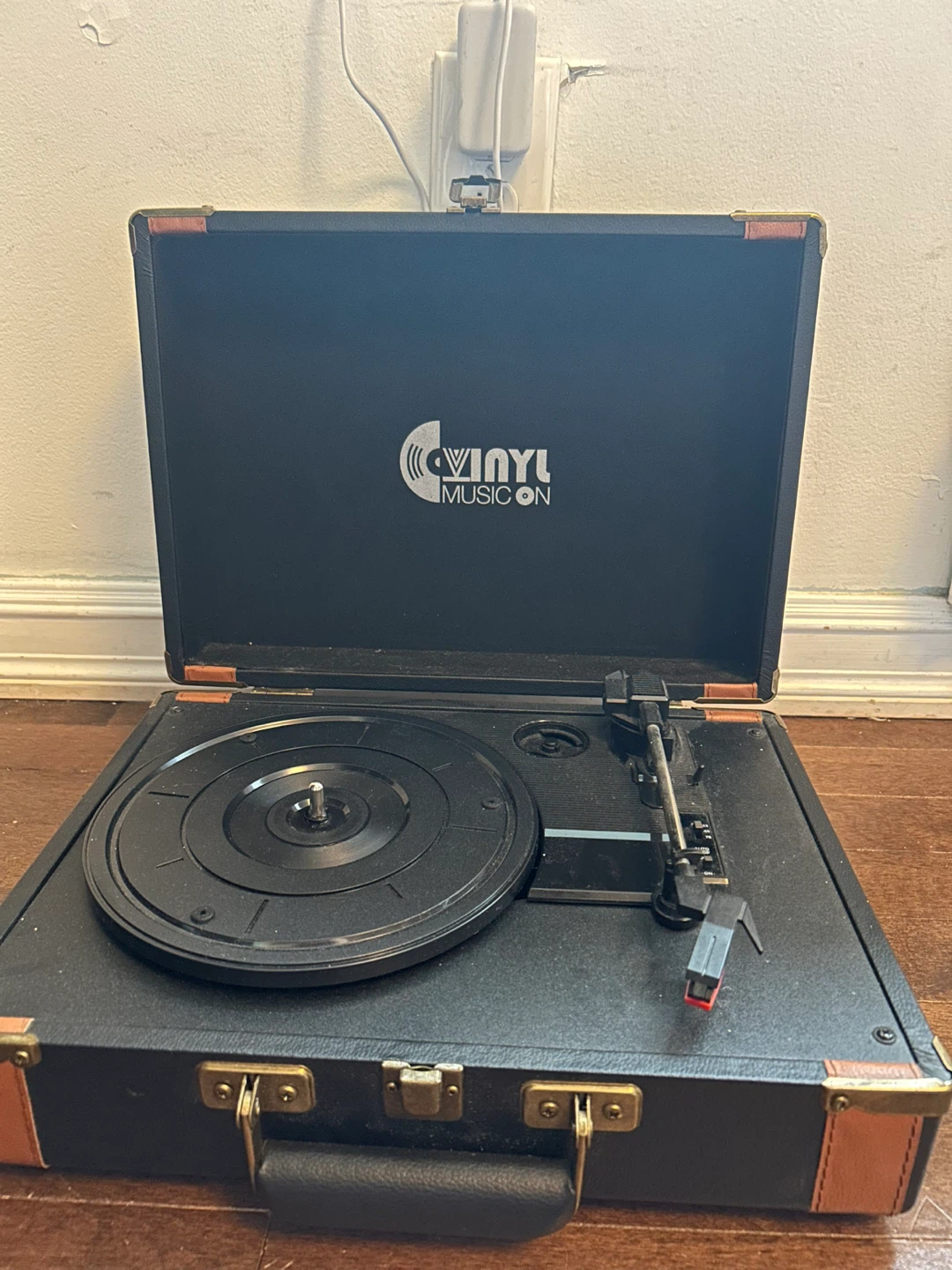Vinyl Music On Vintage Record player VMO-004