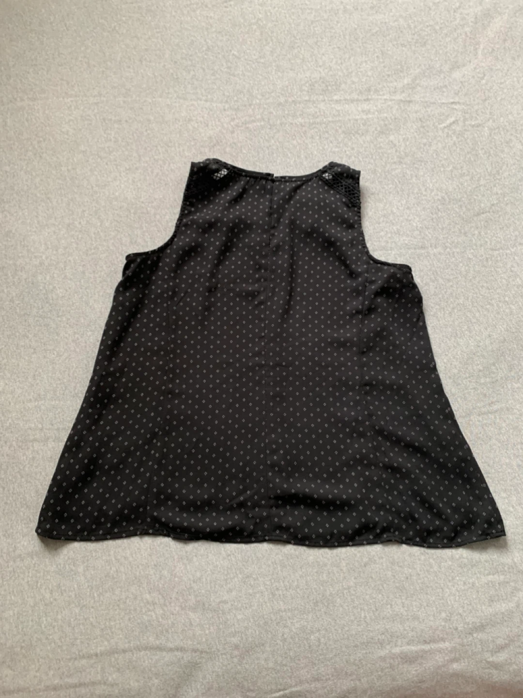 Black Diamond Dot Print Sleeveless Blouse - Size Large - photo 3