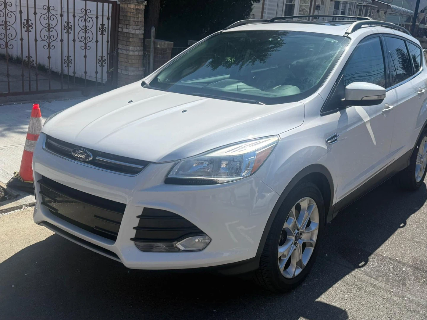 White Ford Escape SUV - photo 2
