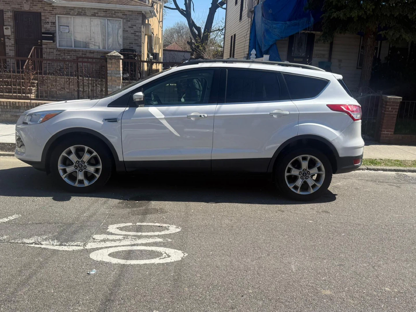 White Ford Escape SUV - photo 3