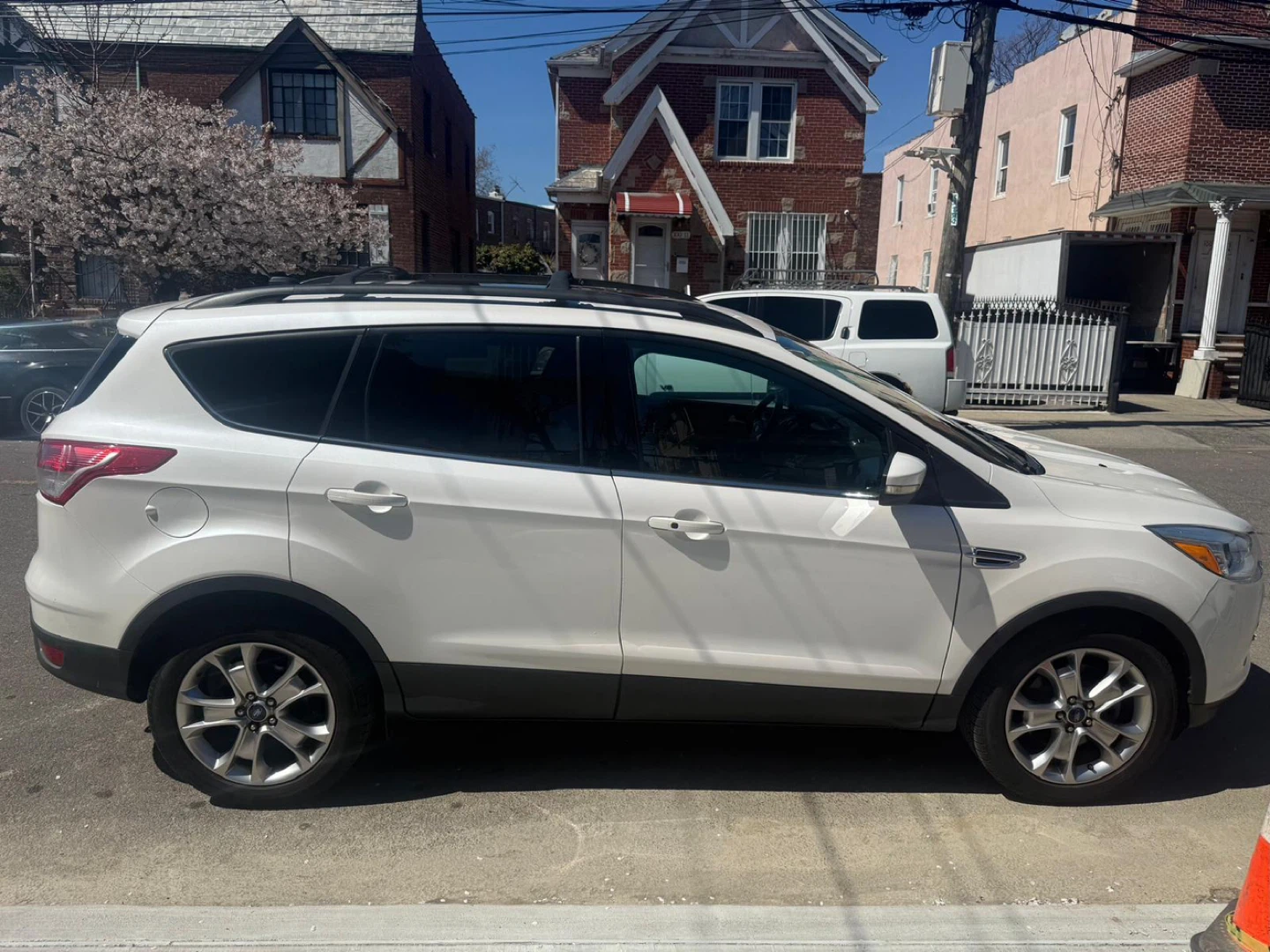 White Ford Escape SUV - photo 4