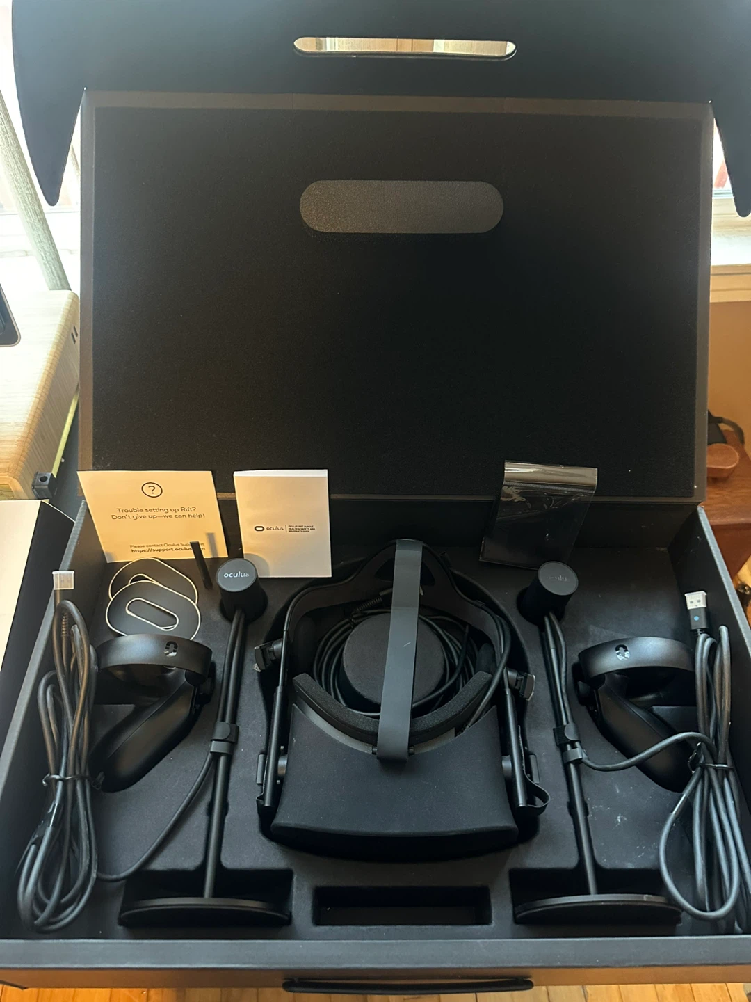Oculus Rift Virtual Reality Headset with Controllers - photo 3