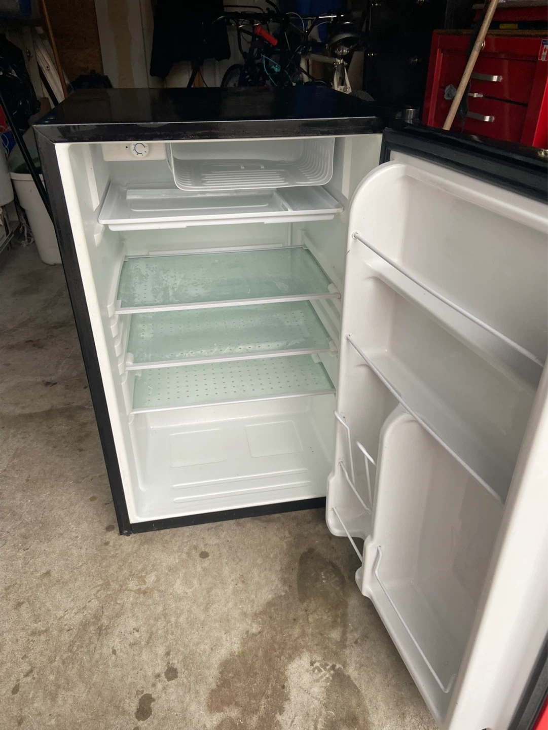Budweiser Igloo Compact Refrigerator - photo 2