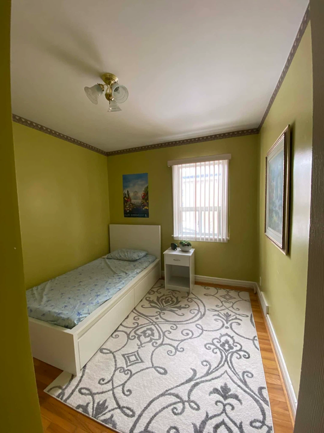 Private room for rent!main floor